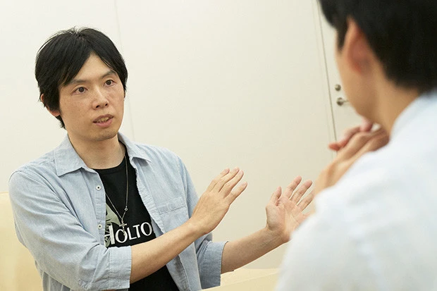 専門家との対話を通じ、自らの依存症を見つめ直す津島先生