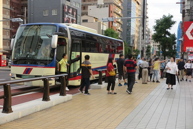 普段はインバウンドツアーバスが鈴なりの日本橋も閑散