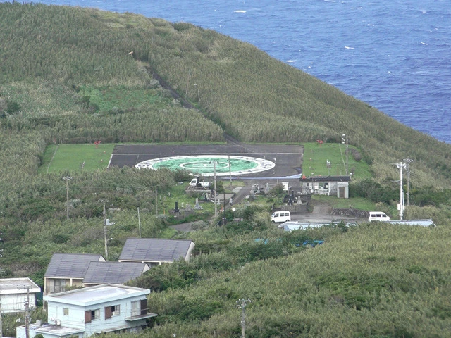 一日1便運行のヘリポート。定員は9名