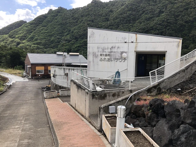 カルデラ内にある地熱蒸気噴気孔「ひんぎゃ」を利用したサウナは社交場。地熱で塩も造る