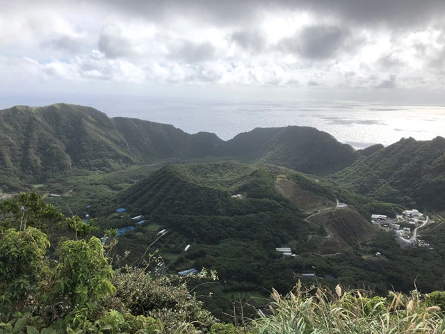 断崖絶壁に囲まれた青ヶ島は世界でも珍しい二重カルデラの絶景