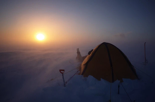 極夜が終わり、久しぶりに昇った太陽。１７年、グリーンランド最北の町、シオラパルクの北部にあるメーハン氷河付近にて角旗氏が撮影した