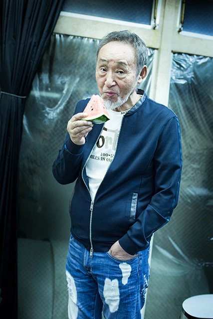 撮影時、「普通にキメてもつまらねぇだろ!」と、にスイカに噛り付いた桜井章一さん。さらに、スタッフにもスイカを振舞っていただいた
