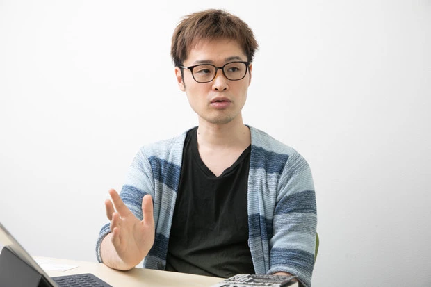 「ブラック校則」の下では、「相互監視してルールから逸脱した人をリークして罰するというような状況が生まれている」と言う荻上氏