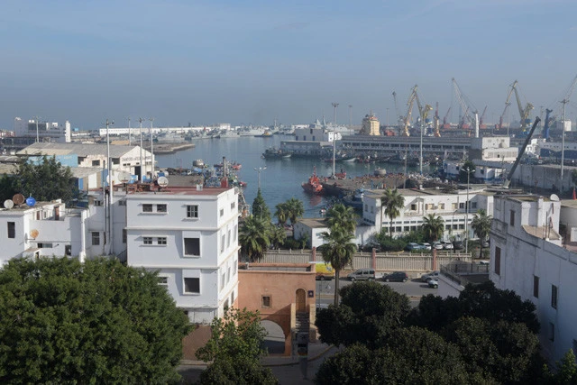 モロッコ海軍の基地港をホテルの最上階(5階)の部屋から一望。エレベーターはなく、重い荷物を必死で運んだのに、艦隊は3日間ピクリとも動かなかった