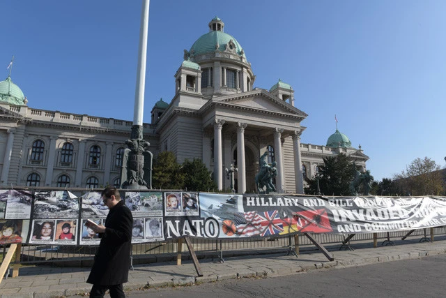 1990年代のコソボ紛争でNATOの空爆を受けたセルビアでは反米・反NATO感情が強く、NATOを糾弾する横断幕が町なかに掲げられていた