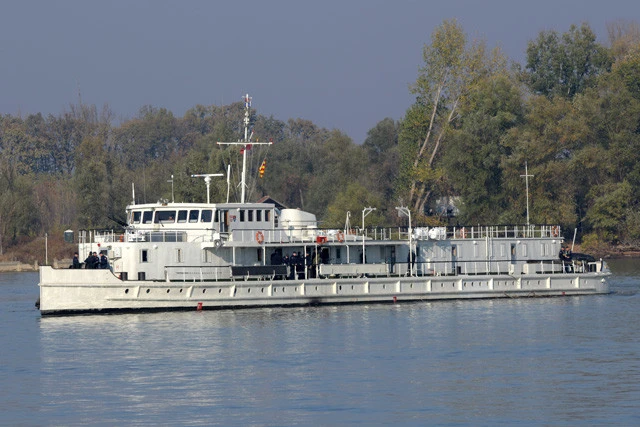 河川艦隊指揮艦(セルビア)。上流はハンガリー、下流はブルガリアへ続くドナウ川からの敵の侵入に対抗すべく、旧ユーゴスラビア軍の河川海軍がシンボルとしていた幻の指揮艦。1939年製で、見た目はほぼ観光船