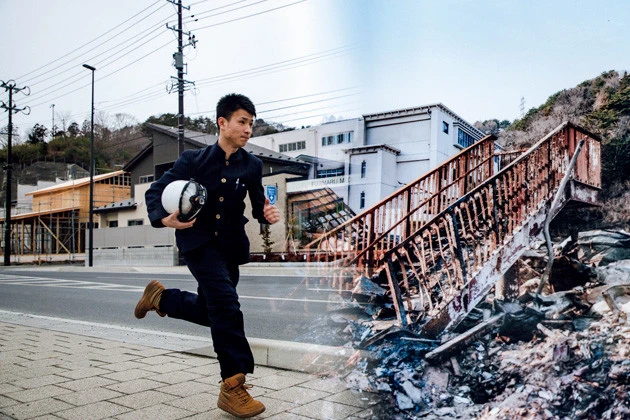 岩手県上閉伊(かみへい)郡大槌町(おおつちちょう)役場前 2011年3月25日-2019年2月19日。この修復された大槌町役場は、もともとは大槌小学校として齊藤くんが通っていた学校だった。破壊された歩道橋も毎日使っていたという。腕に抱えるヘルメットは消防士からもらったものだ