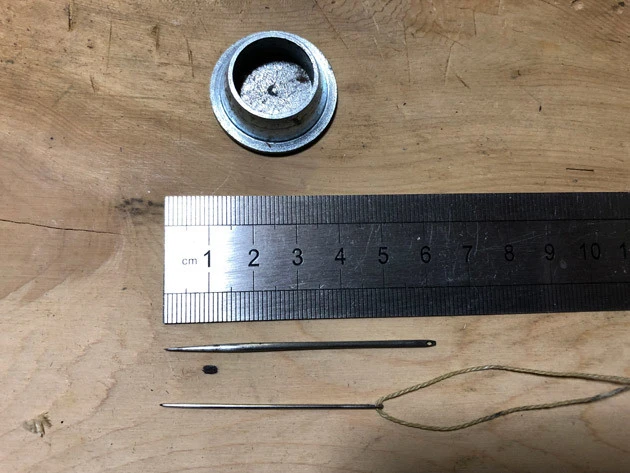 （上）縫う時に針を押す当て金「チャンチキ」。（中央）真ん中が太くなっていて針を抜きやすい「雪駄針」。畳針を作っている針屋に別注したもので最後の１本だそう。（下）革屋で購入し、寿ん三が主に使用している針（写真提供／寿ん三）