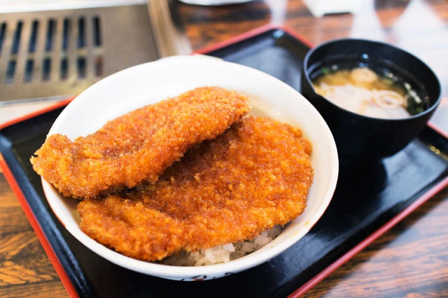 埼玉の有名なグルメ「わらじカツ丼」。秩父が有名だが、元祖は小鹿野町だ