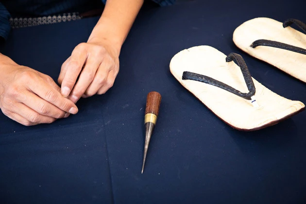 鼻緒をすげるときなどに用いる「クジリ」