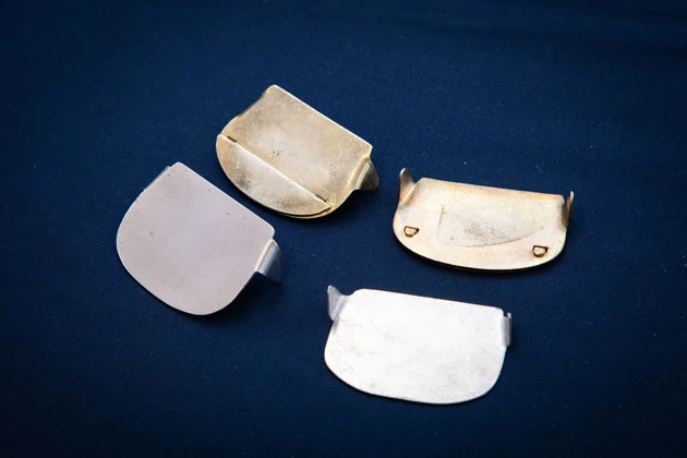 雪駄の踵（かかと）に付けられるベタガネ。（上）昔作られていたものと（下）寿ん三が製作したもの