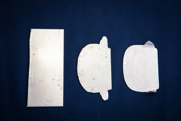 寿ん三は鉄のプレートを加工してベタガネを製作している