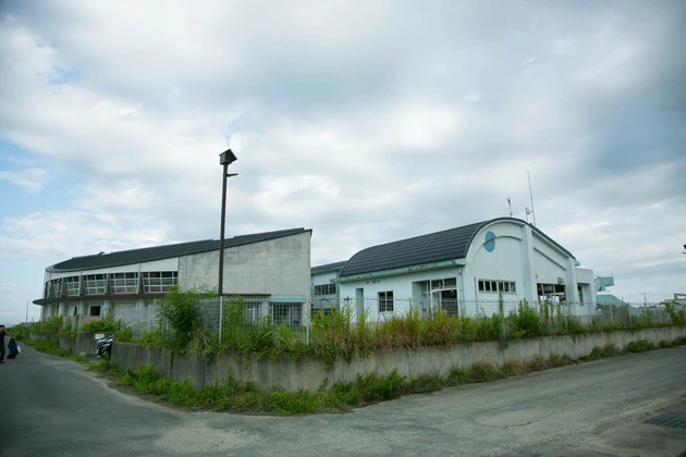 津波到達前に避難して児童・教員全員が生還した浪江町の請戸小学校。校舎は津波の傷痕をそのまま残す