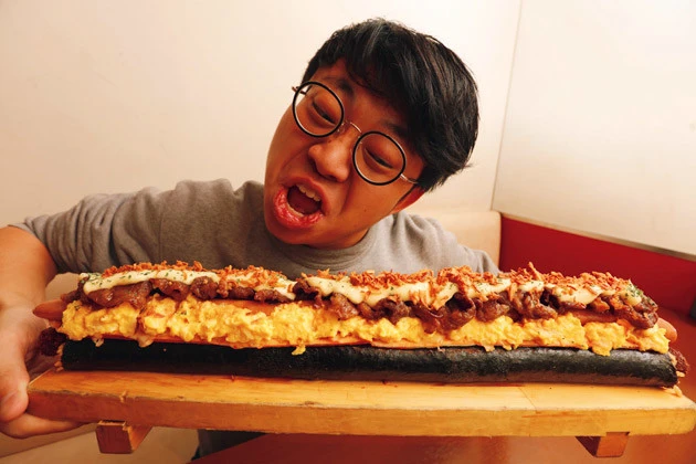 全長５０ｃｍ、総重量１．５ｋｇ、熱量６０００ｋｃａｌ！　居酒屋・甘太郎が『悪魔の恵方巻』を提供中