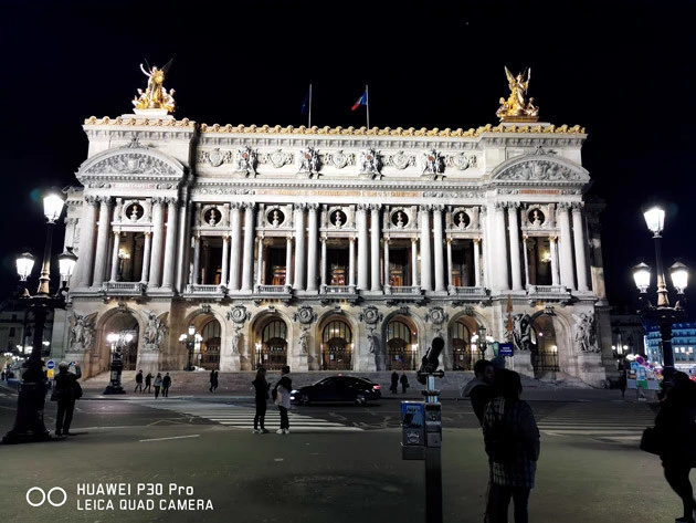夜間に建物を等倍で撮影。暗闇でも建物はしっかり表示され全体にピントが合っているのがわかる