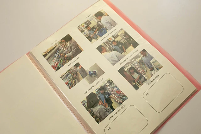 4コマ漫画形式のクレーム対応。4コマ目は空白となっており、外国人研修生たちは自分ならどうするかを考え、対応能力も研修される