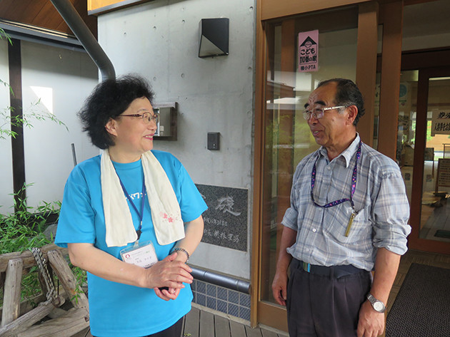 ひきこもりの就労支援を行なう大光氏（左）と偶然出くわした洋野町の元副町長。現在は農場運営にも携わるが、雑談交じりに「今、人不足だからまた頼むよ」と、大光氏に脱ひきこもり者の派遣を希望