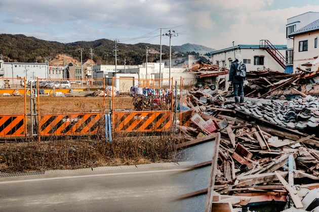 鹿折地区の住民たちは自分の家があった場所に残されたものを集めるため、瓦礫の上をよく歩いていた。今は水産業の倉庫や商店街、復興支援住宅などが建ち並んでいる