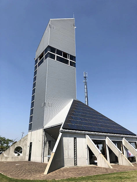 紙飛行機を飛ばすための「とよまつ紙ヒコーキ・タワー」