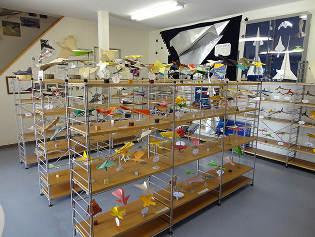 約８００種類が展示されている「紙ヒコーキ博物館」