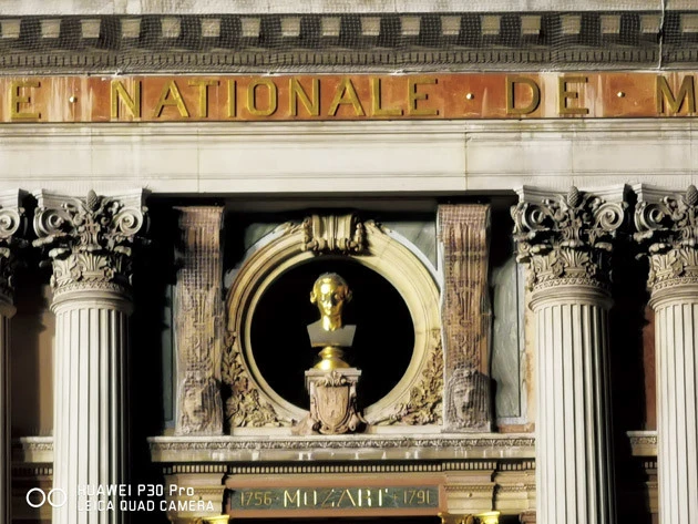 同じ建物のモニュメント部分を10倍ズームで撮影。劣化することなくピントもバッチリ!