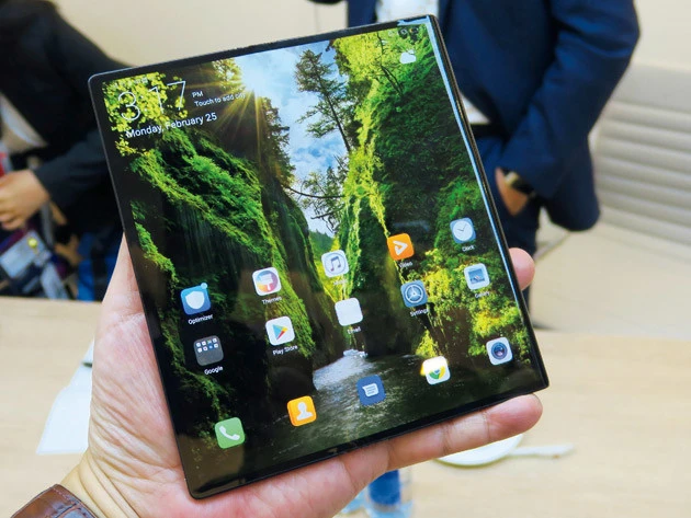 サムスン、ファーウェイが相次いで投入！　空前の「折り畳みスマホ」ブーム到来か？
