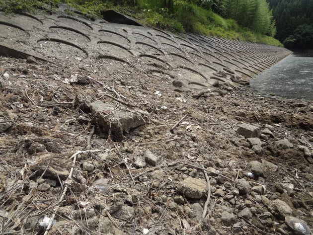 Bさんが生活用水を取っていた溜め池は水が抜かれ、干上がった