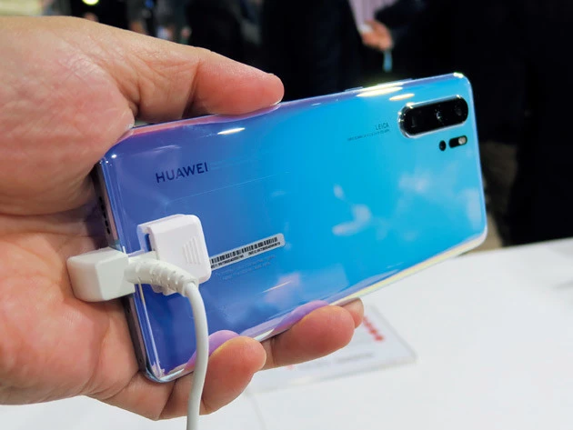 ファーウェイの新フラッグシップ「HUAWEI P30 Pro」。ディスプレイサイズは6.47インチ。前面にひとつ、背面に3つのカメラを搭載する。価格は999ユーロ(約13万円)からを予定