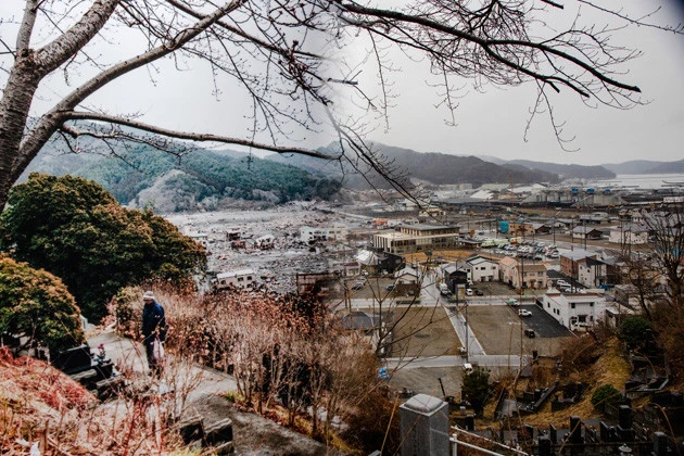 城山公園の墓地から見た大槌町。震災直後でも墓参りに来ていた人が多かった