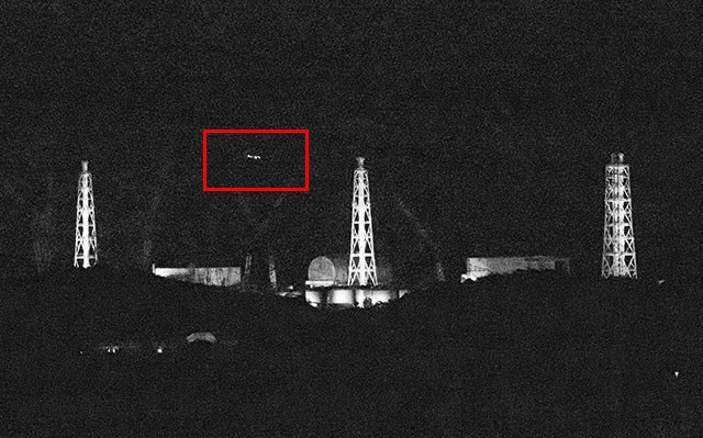 取材班は、現地で謎の光を確かめるべく福島第一原発を見渡せる滝川ダム近くでカメラを構えた。すると、画面左から右に動く光を複数確認できた（赤枠部分）