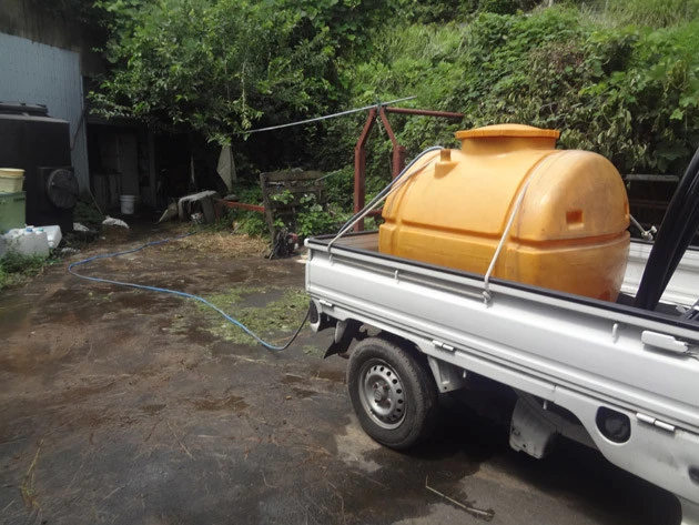 溜め池の水を抜かれたBさんは、ポリタンクを軽トラに積んで隣の集落へ水をもらいに行ったことも