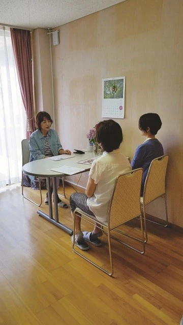 山根氏(左)とひきこもり者とその親による面談風景。親子関係を変えて脱ひきこもりを図る