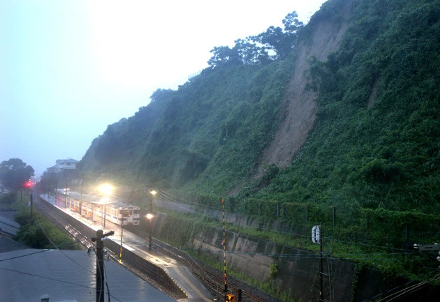 今年6月末から7月初旬にかけて九州南部を襲った豪雨でも、土砂崩れや斜面の崩壊が起きた