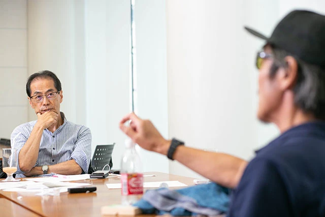 炉心屋として熱のこもった木村氏の解説をじっくり聞く古賀氏。対談は約3時間にもわたる長丁場となった