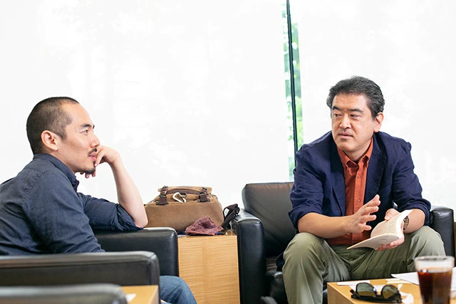 歴史修正主義者にはキャラの濃い人が多く、彼らの粗暴な言葉は人々の感情に響きやすい、とふたりは分析する