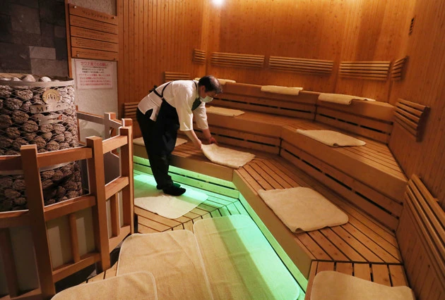 サウナではマットで席間隔調整されているところも多いが、それでもトラブルが起こることも ※写真はイメージです