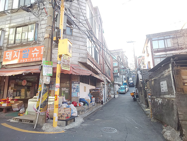 『パラサイト　半地下の家族』のロケ撮影で使われた麻浦区阿峴洞（アヒョンドン）の一角。このあたりでも半地下の住居はいたるところで見つかった