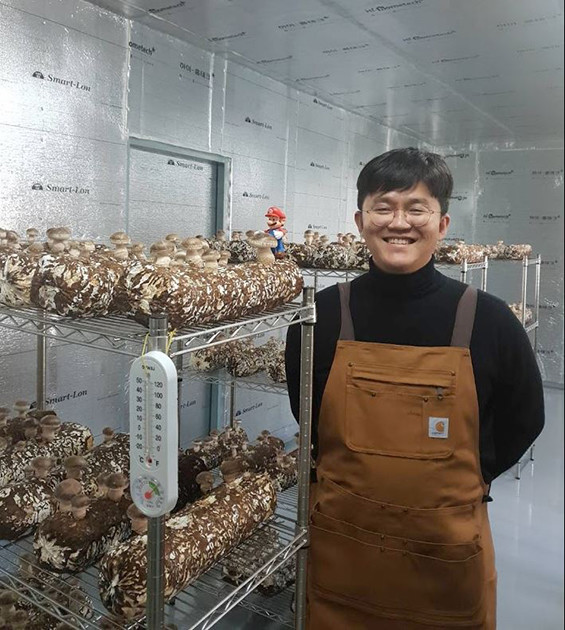 半地下農園で栽培した「仁川・松茸のかおり椎茸」と考案者のチェ・ファン氏。売り上げは好評で、地域振興としても注目される（写真提供／チェ氏）