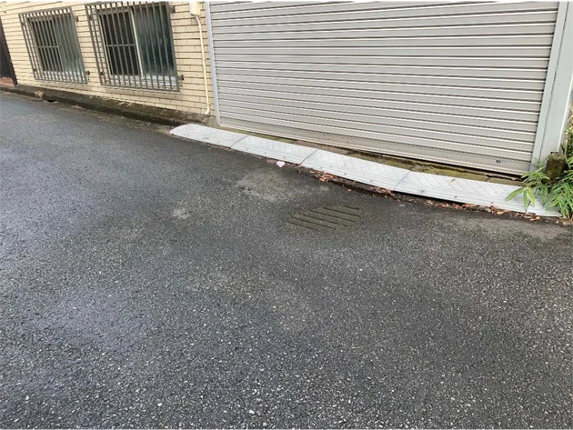 午前9時30分 路面陥没が始まり、水たまりが拡大