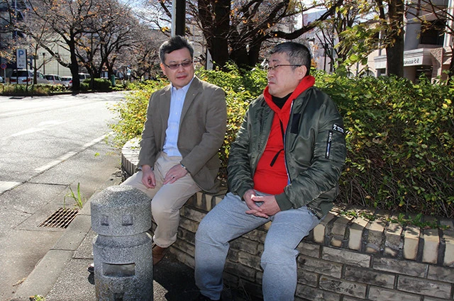 「戦車闘争」の主な戦場となった米軍相模総合補給廠の西門前で語り合う両氏。1972年の夏にはこの場所が反対派の抗議テントで埋め尽くされていた