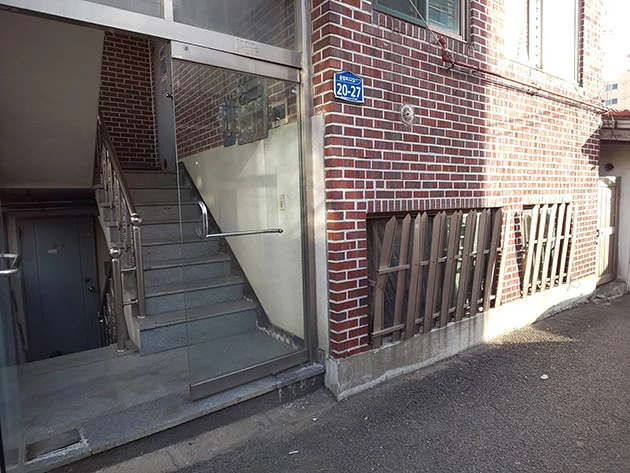 柵などで窓をガードしている半地下の家も少なくない。雨水や砂ぼこりが流れ込みやすいのはもちろんのこと、酔っぱらいが立ち小便をして大惨事、なんてこともあるからだ