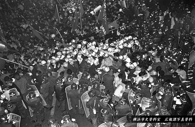 市民団体、左派政党、学生、過激派、一般市民......など、さまざまな立場の人たちが集まり、数千人規模に膨れ上がった反対派と、それを排除する機動隊が激しく激突した