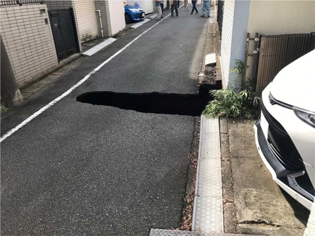 午後12時30分 亀裂の周囲が崩落し大きな穴に