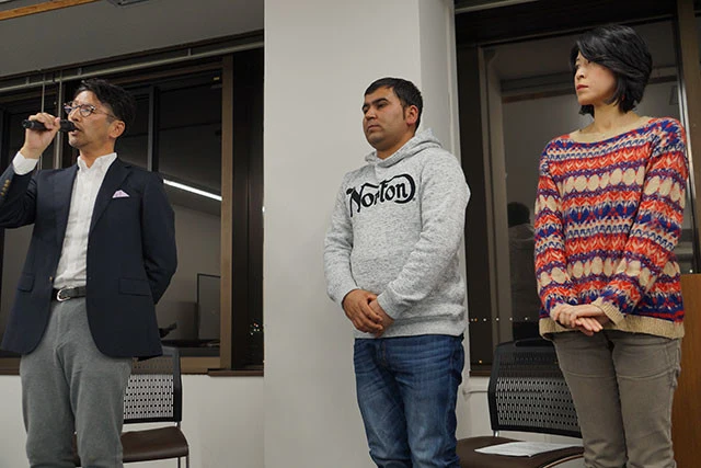 昨年１１月２６日に開催された木下さん（左）の２回目のセミナーで紹介された、仮放免中のクルド人夫（中央）と日本人妻（右）の夫婦。結婚しているのに、いまだ在留資格がもらえないと訴えた