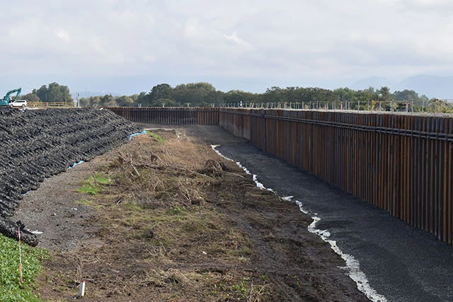 決壊した千曲川の堤防は、その後周囲に鋼板を打ち込む補強工事が施工され、昨年10月30日に仮堤防が完成した