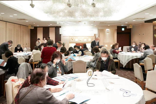 息子や娘の結婚相手を探すために親同士が集合する「親親婚活パーティ」