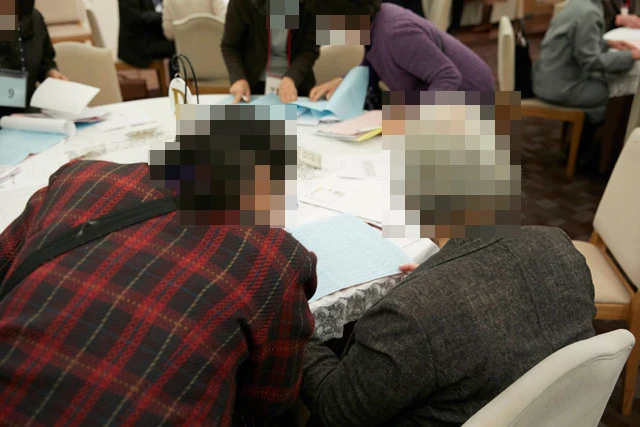 積極的にさまざまなお相手に話しかける親御さんがいる一方で、話しかけるタイミングを失って所在なげにしている方もい