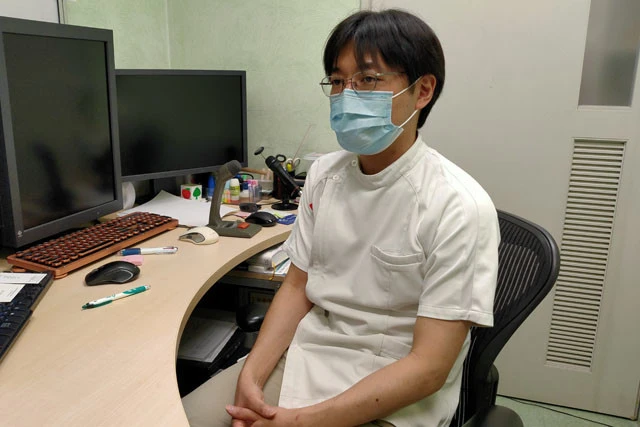 日本では数少ない「コロナ後遺症外来」を開く平畑医師。検査では異常が見られず、満足な治療を受けられないコロナ後遺症の患者を積極的に受け入れている。もし、これまでにない倦怠感を感じたら「とにかく動かないことが大切」と話す