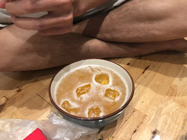 宴席を囲みながら事情を話す配達員C君。ドンブリ鉢にありったけの氷をぶちこみ、そこにビールを注いで飲み干すのがベトナム式の飲み方だ